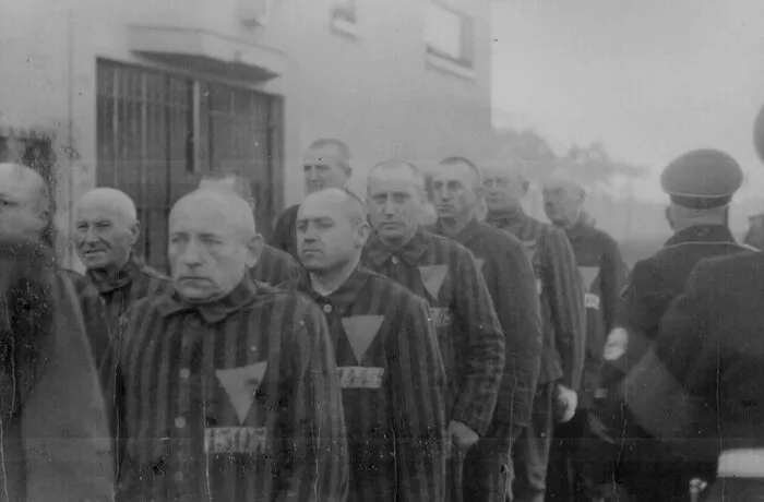 Die KZ-Häftlinge mussten die Winkel auf der Kleidung tragen (KZ Sachsenhausen, 1938). Foto: NARA