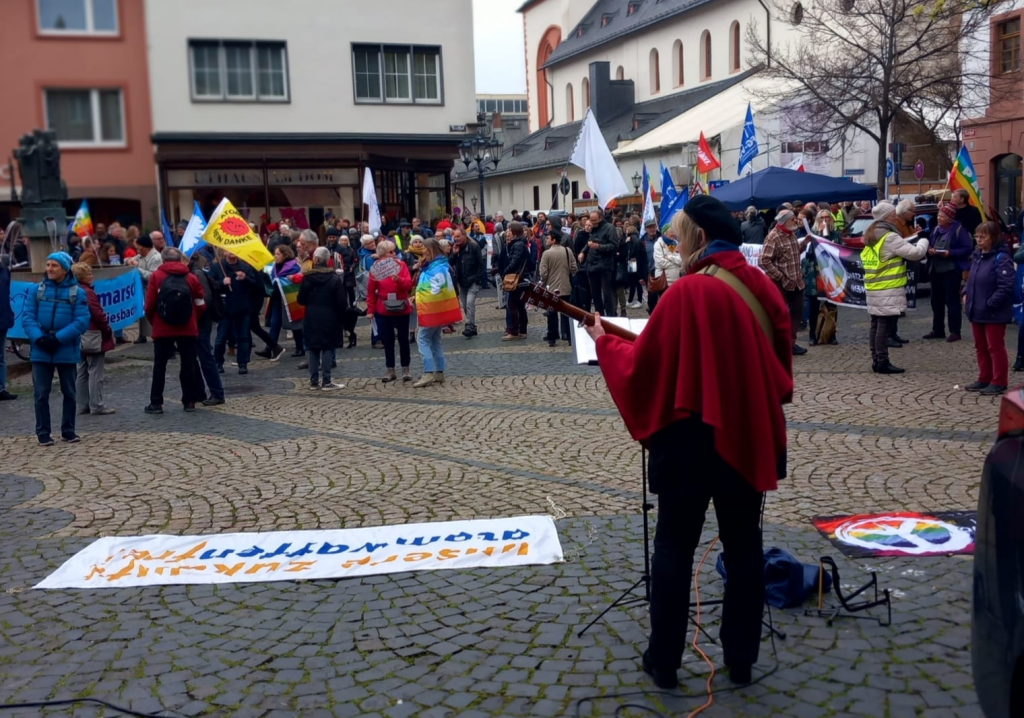 Freidenkerin Sonja Gottlieb singt am 09.04.2023 beim Ostermarsch in Mainz