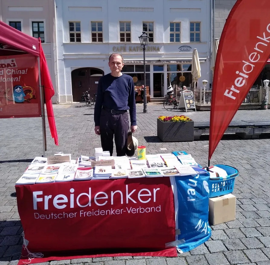 Wolfram Fischer, Vorsitzender des LV Sachsen am Infostand des DFV auf dem Marktplatz Torgau